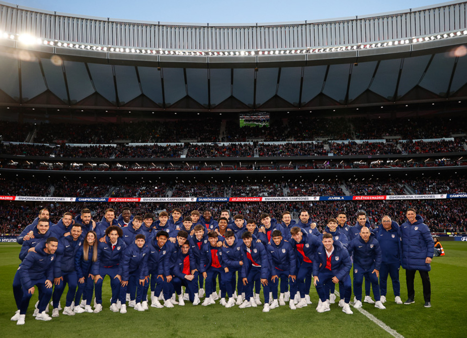 El equipo Juvenil de Fernando Torres celebrando su título de Liga.