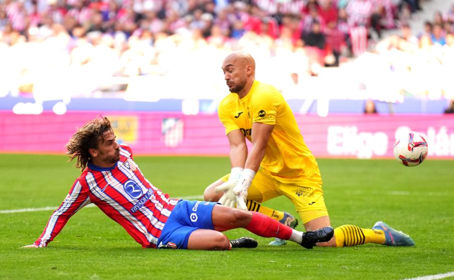 2-1 Antoine Griezmann se anticipa a Dmitrovic para adelantar al Atleti en el marcador., tras una excelente asistencia de Giuliano Simeone.