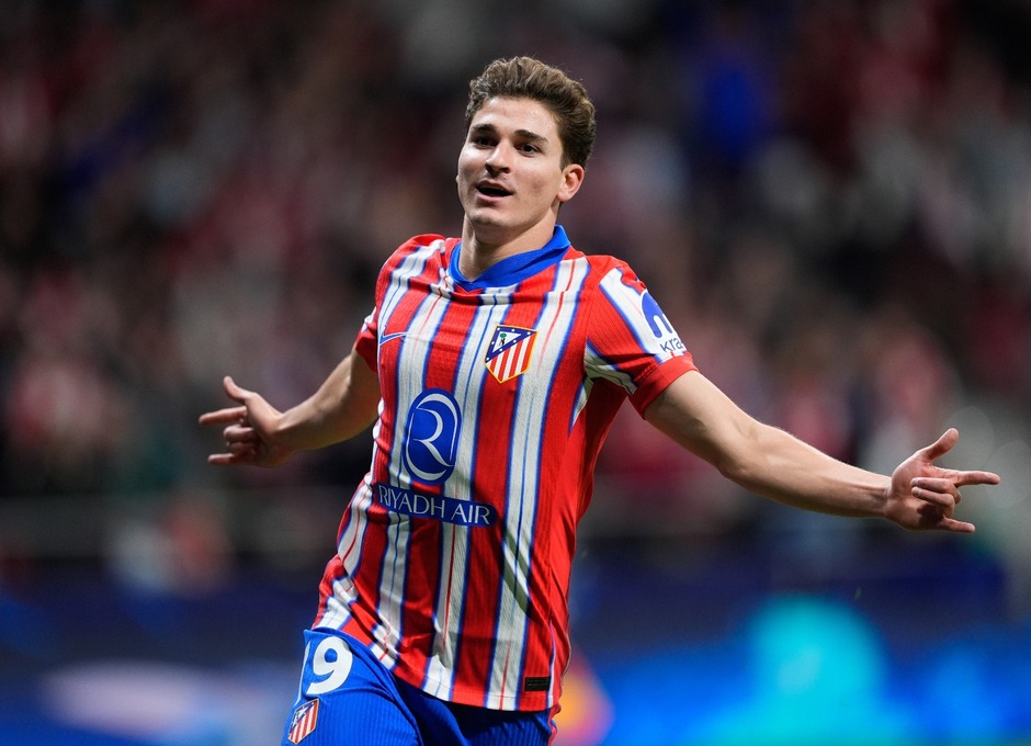 1-0  Min. 7 Julián Alvarez celebra su gol , tras provechar un error defensivo. 