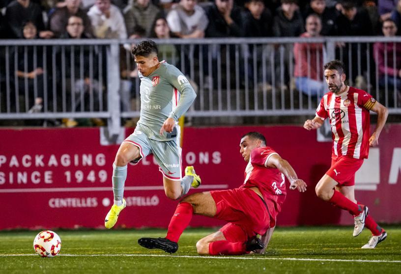 Jugada polémica con penalti a Giovanni Simeone, que abrió el camino de la victoria atlética.