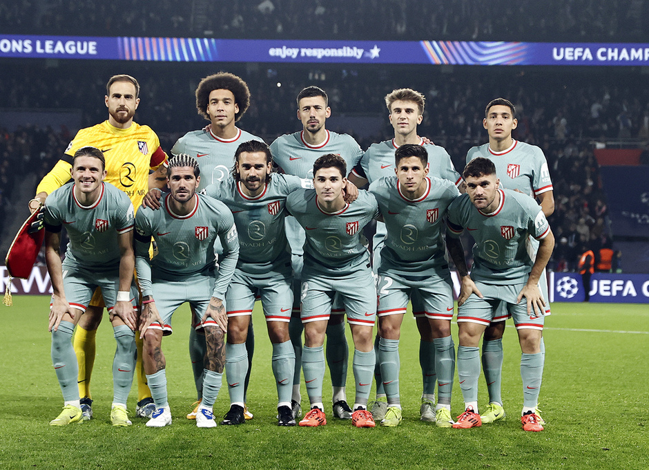 Equipo inicial del Atleti en el Parque de los Príncipes.