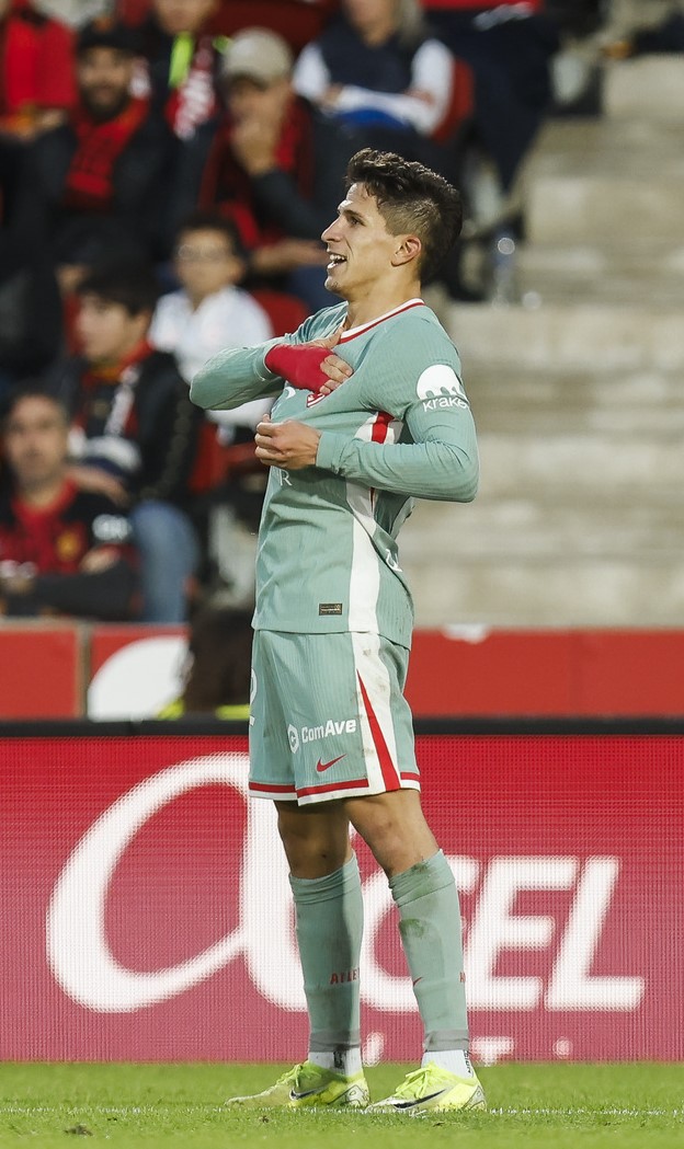 Giuliano Simeone, MVP del  partido, clave para la victoria atlética.