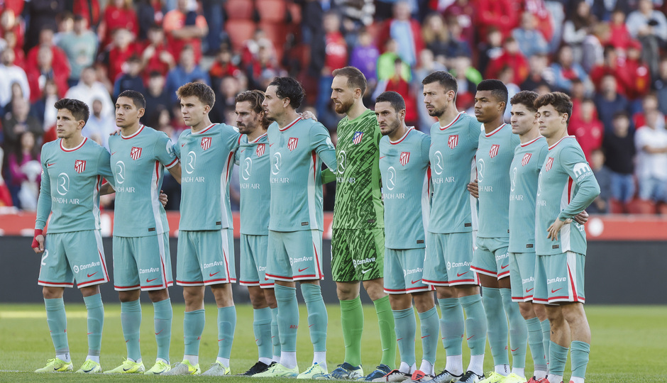 Emotivo minuto de silencio en Son Moix por las víctimas de la DANA.