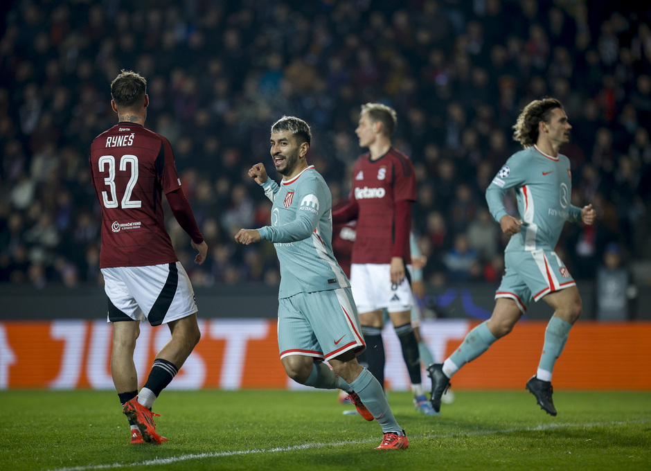 Correa celebra su primer tras saltar al terreno de juego.