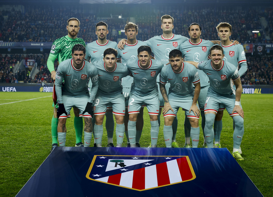 Equipo inicial de la histórica goleada europea en Praga.