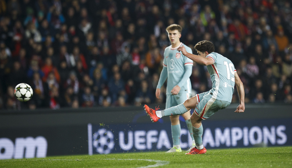 Golazo de falta directa de Julián Álvarez.