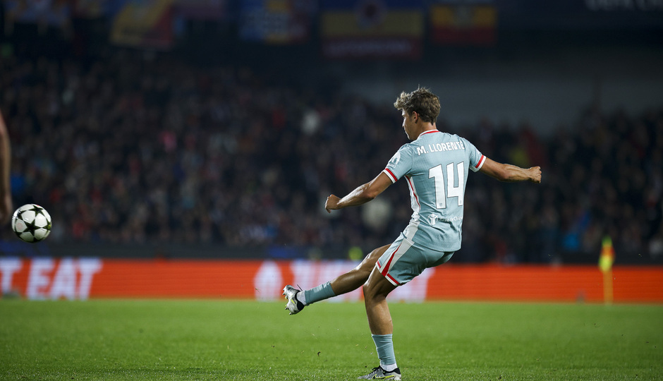 Pase a la red de Llorente con la ayuda del amago, no remate, de Sorloth.