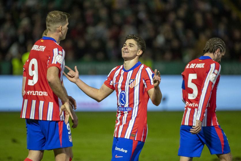 Julián Álvarez celebra uno de los goles de la remontada final. 