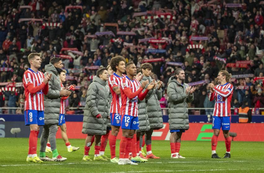 El equipo celebrando la remontada con la afición atlética.
