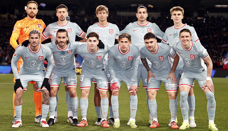 Equipo inicial del Atleti en la montaña de Montjuic.