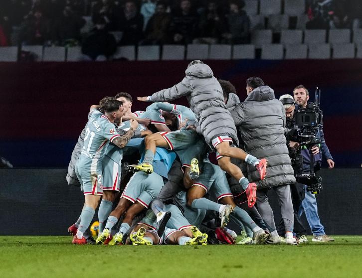 Piña atlética de los artífices sobre el césped del liderato rojiblanco para acabar 2024.