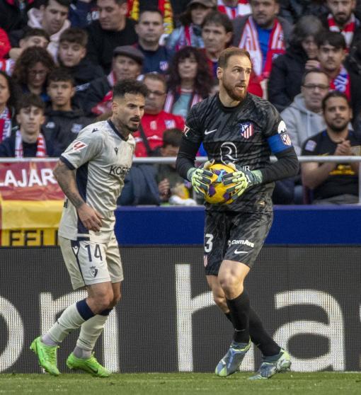 Oblak, lejyenda rojiblanca con 470 partidos, igualando a Collar. 