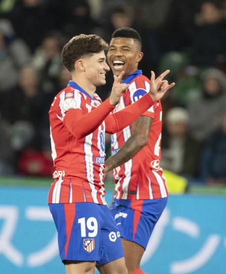 Julián Álvarez celebra su gol.