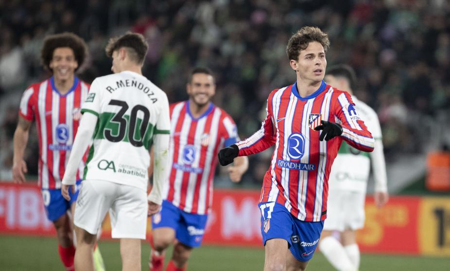 Riquelme celebra su golazo tras un gran tiro lejano.