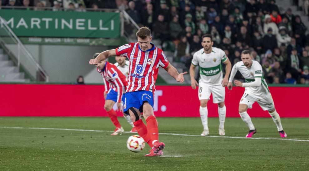 Sorloth transforma su segundo gol desde el punto de penalti.