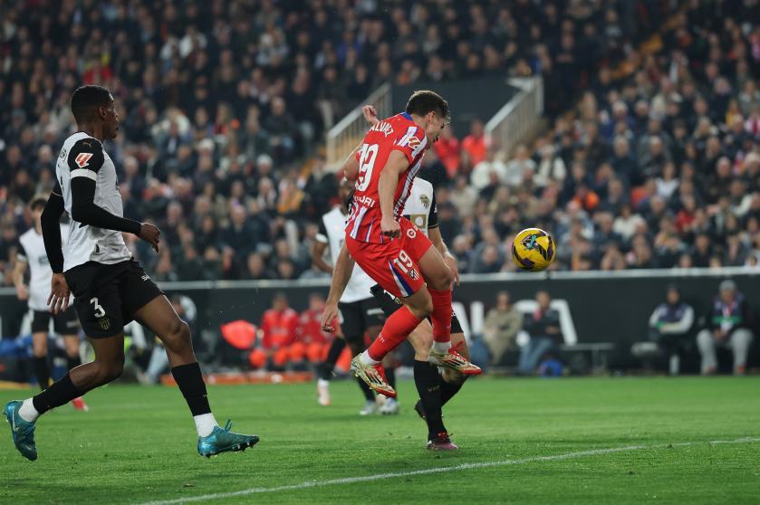 Segundo gol de Julián Álvarez con este cabezazo cruzado tras asistencia maestra de Griezmann.