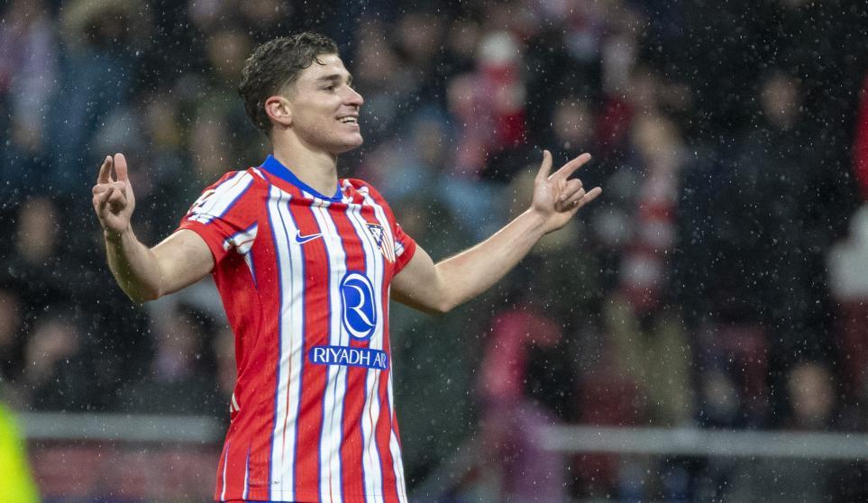Julián Álvarez celebra un nuevo gol decisivo para sumar tres puntos.