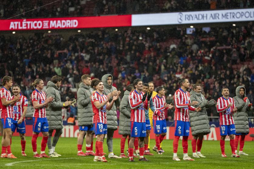Celebración del equipo con la afición con cánticos de apoyo para la batalla de Champions en el Bernabéu.