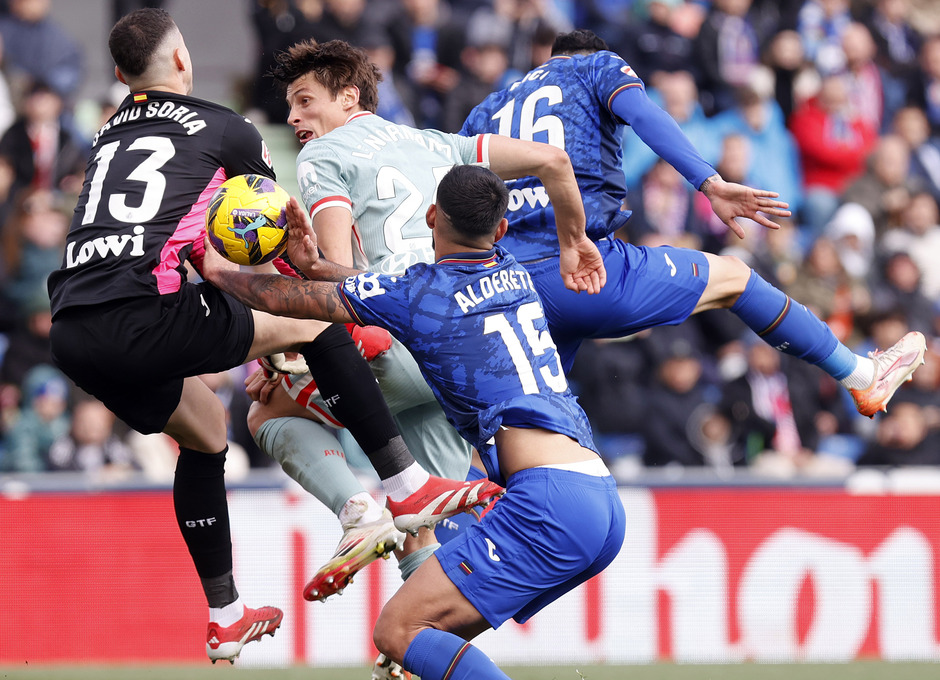 Jugada que finalmente fue señalada con penalti por mano del defensor tras ser revisada en el VAR.
