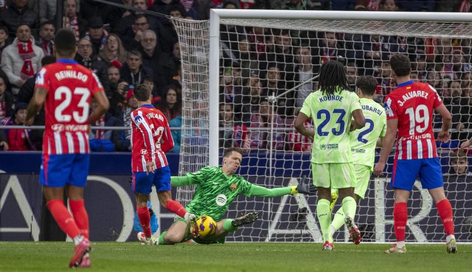 Buena ocasión de Giuliano desbaratada do Szczesny. 