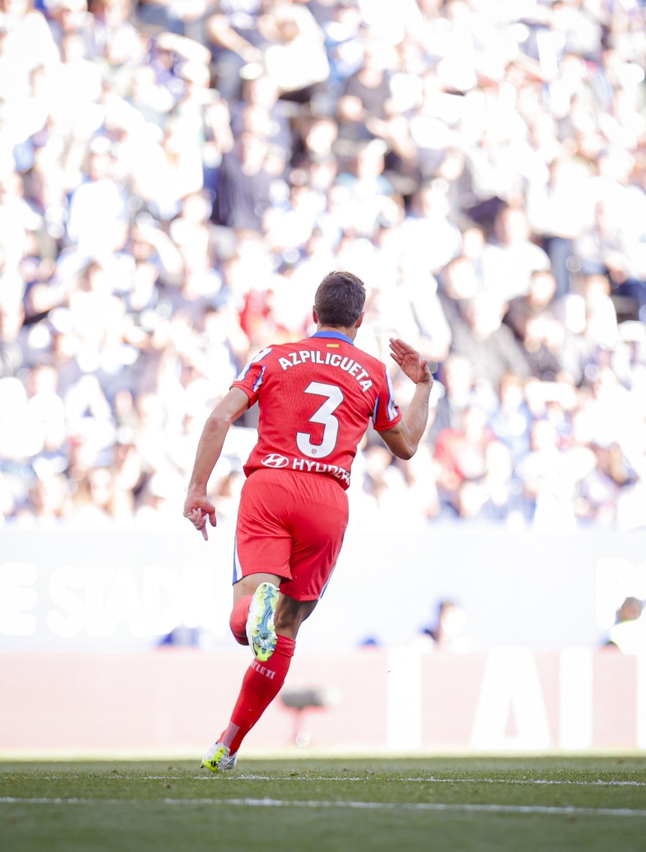 Azplicueta celebra su primer tanto en la Liga, un golazo por la escuadra desde fuera del área.