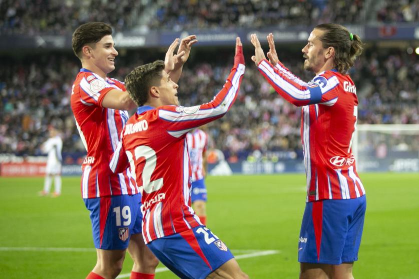 0-1 Min 16 Julián Álvarez, Giuliano y Griezmann celebran el gol que finalmente fue decisivo para la eliminatoria.