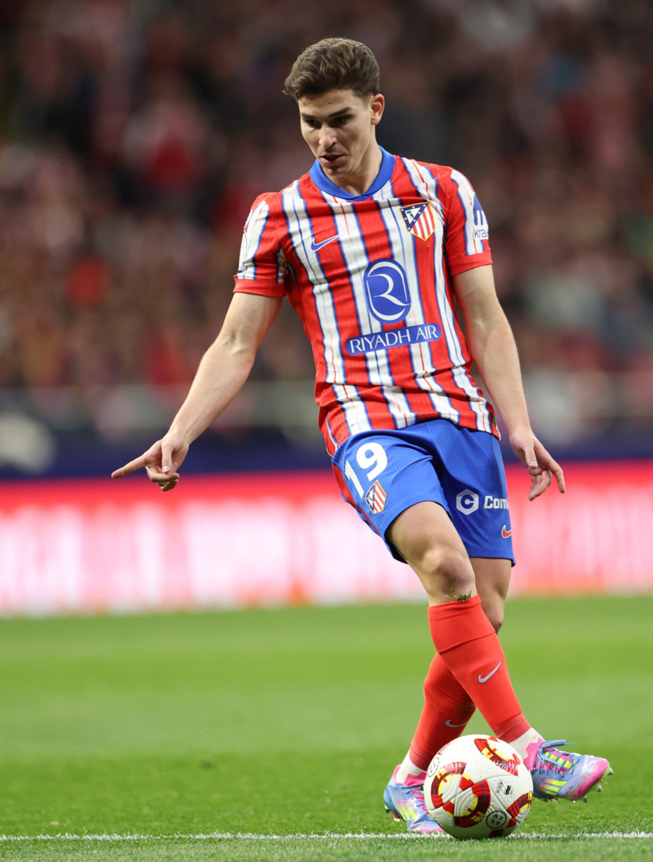 Julián Álvarez, sin balones hoy arriba para poder marcar.