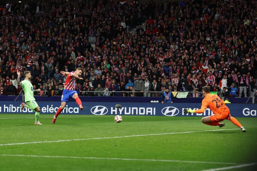 Gol anulado a Sorloth por fuera de juego.