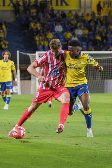 Sorloth, hoy titular, sin suerte de cara al gol donde Horkas evitó el gol tras un gran cabezazo del noruego.
