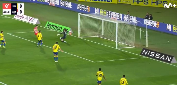 Manotazo espectacular de Horkas a remate a boacajarro de Julián Álvarez.