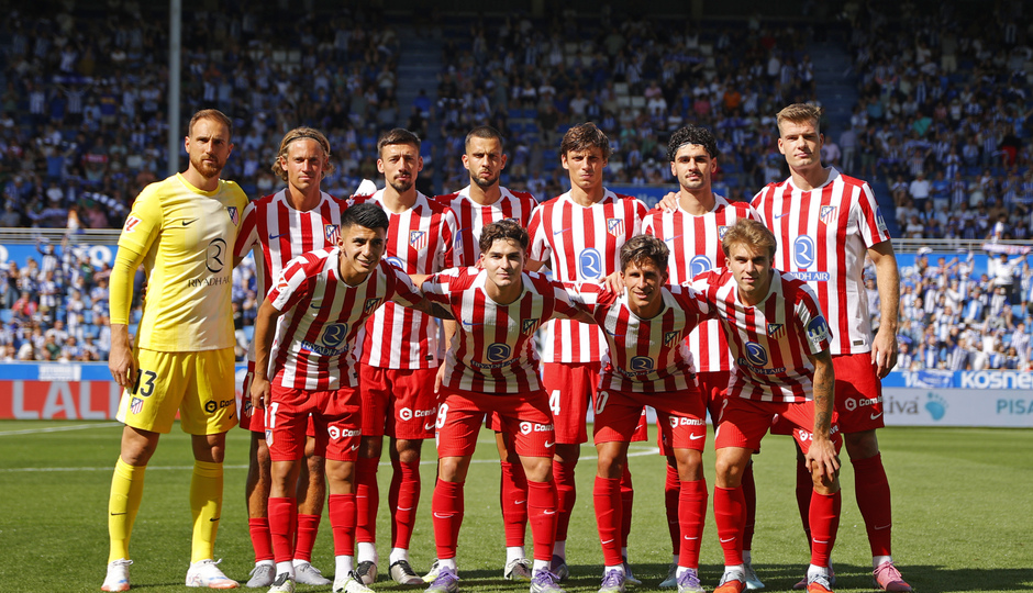 Equipo inicial del Atleti en Mendizorroza.