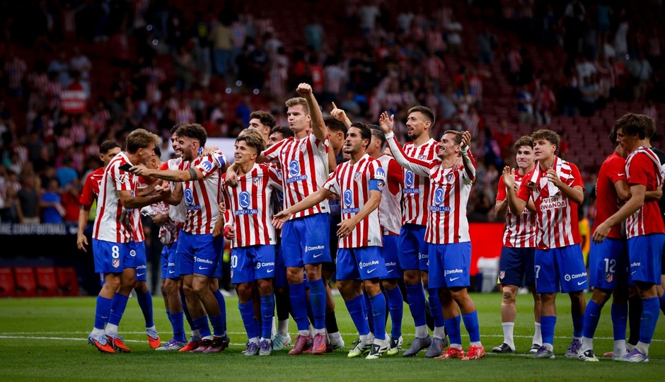 Celebración del equipo con la afición de esta importante primera victoria liguera.