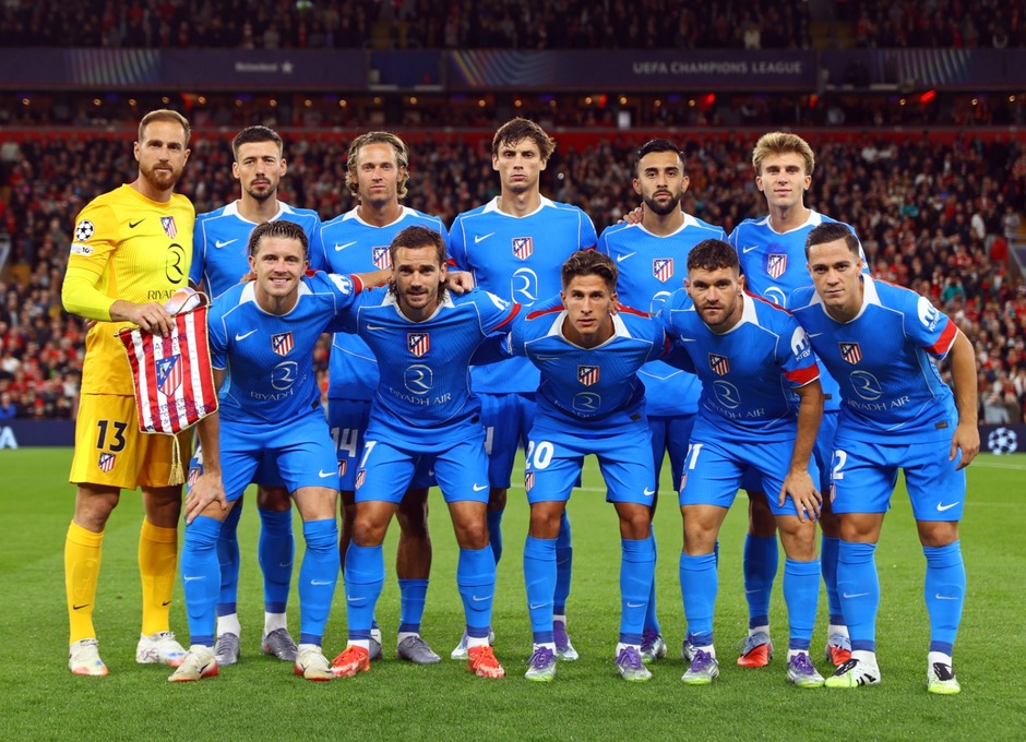 Equipo inicial en Anfield.