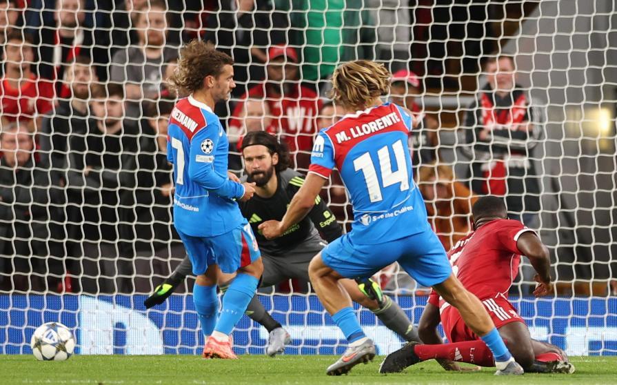 2-1 Llorente acortó distancias con este remate cruzado ante Alison Becker.