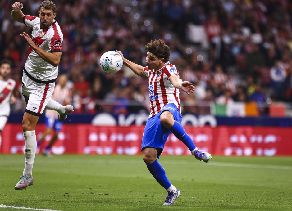 Julián Álvarez rematando