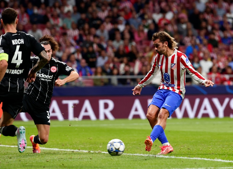 Antoine Griezmann marcando su gol número 200 con el Atlético de Madrid