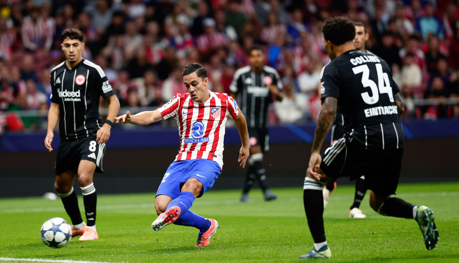 Giacomo Raspadori marcando su primer gol como jugador atlético