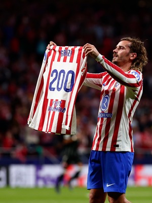 Griezmann mostrando una camiseta con el número 200
