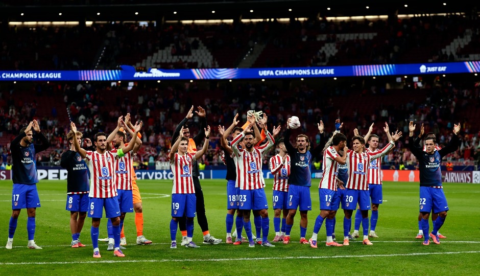 Jugadores celebrando la victoria con el público