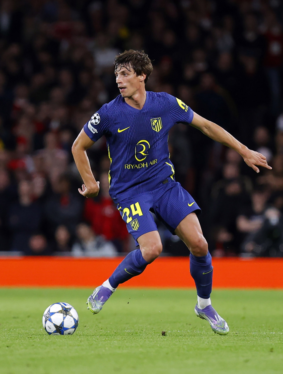 Robin Le Normand con el balón en juego