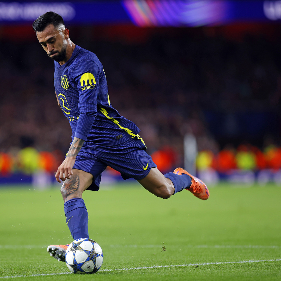 Nico González golpeando el balón