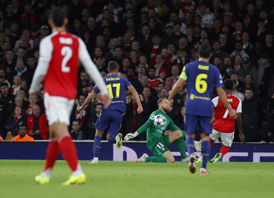 Jan Oblak realizando una parada en el partido