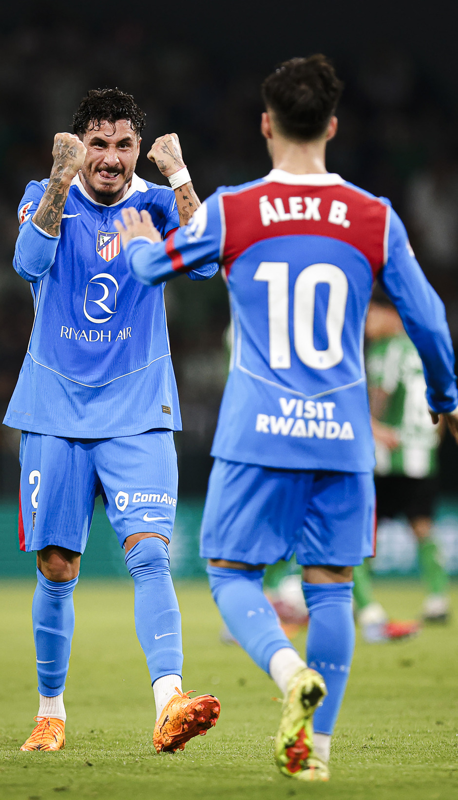 Celebración de Giménez y Álex Baena