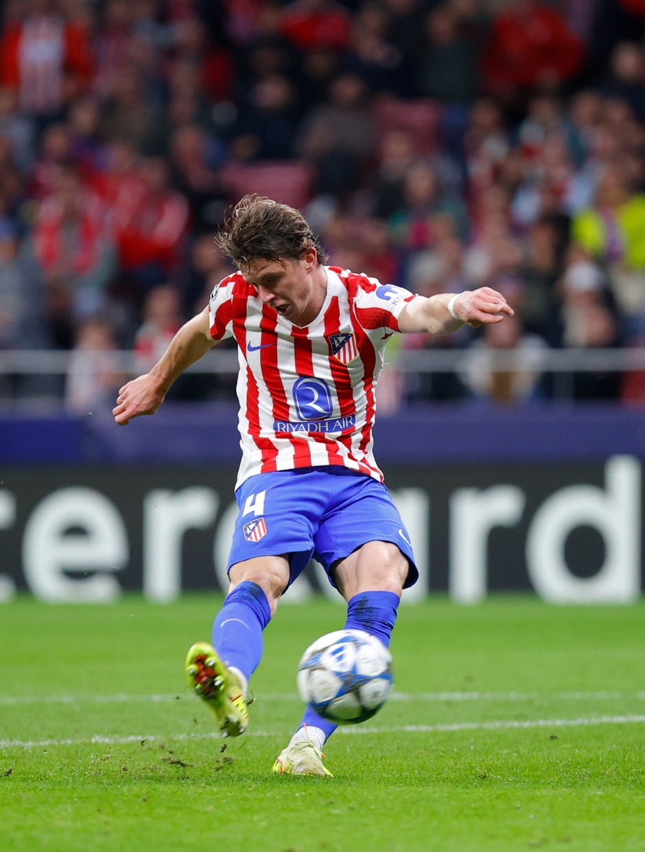 Jugador del Atleti golpeando el balón
