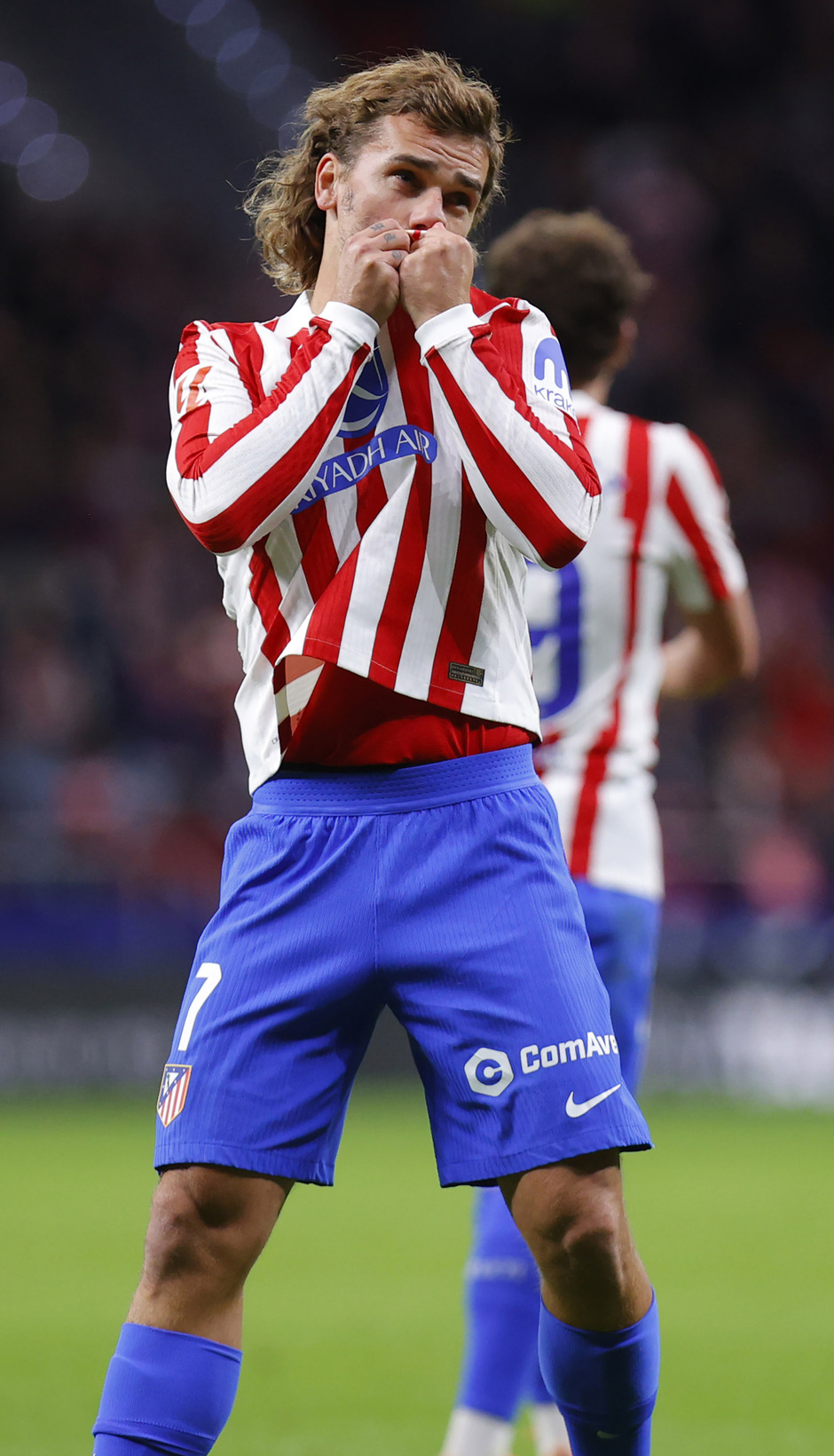 Antoine Griezmann, bigoleador, puro sentimiento atlético, besando el escudo de su Atleti.