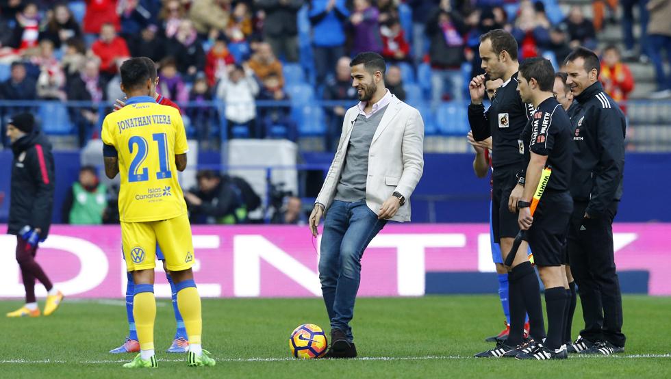Domínguez, atlético de corazón, realizó el saque de honor tras su retirada prematura