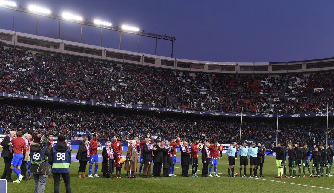 Homenaje sobre el césped a los socios más antiguos del club Homenaje sobre el césped a los socios más antiguos del club