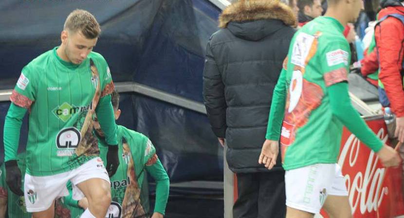 Publicidad muy visual con jamones y lomos en la camiseta del equipo chacinero en su visita a Madrid Publicidad muy visual con jamones y lomos en la camiseta del equipo chacinero en su visita a Madrid