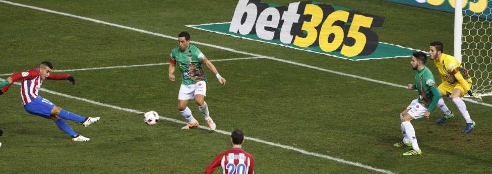 Correa, que realizó un buen partido, marcó el 2-0 tras rebotar en el poste previamente Correa, que realizó un buen partido, marcó el 2-0 tras rebotar en el poste previamente