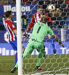 Gameiro hizo el tercero tras triple combinación de cabeza Gameiro hizo el tercero tras triple combinación de cabeza